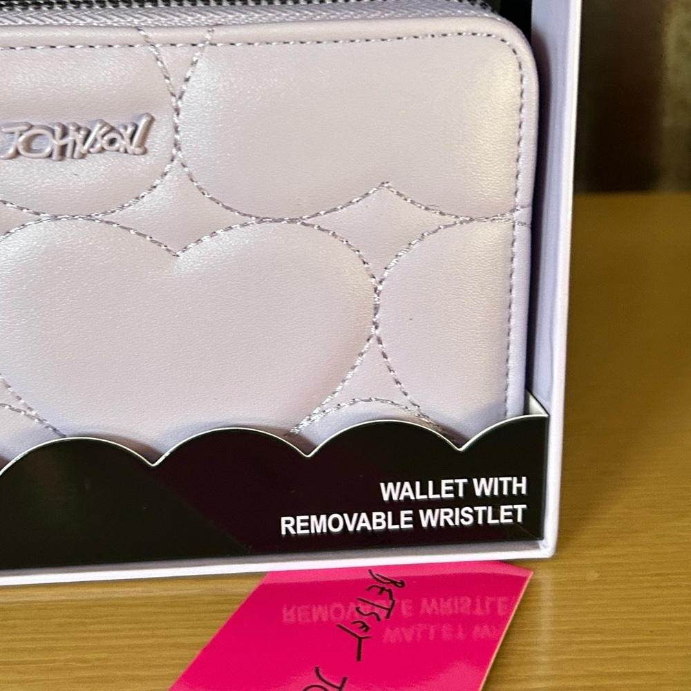 NWT-Betsey Johnson Heart quilted light lavender Wristlet Wallet - Picture 3 of 3